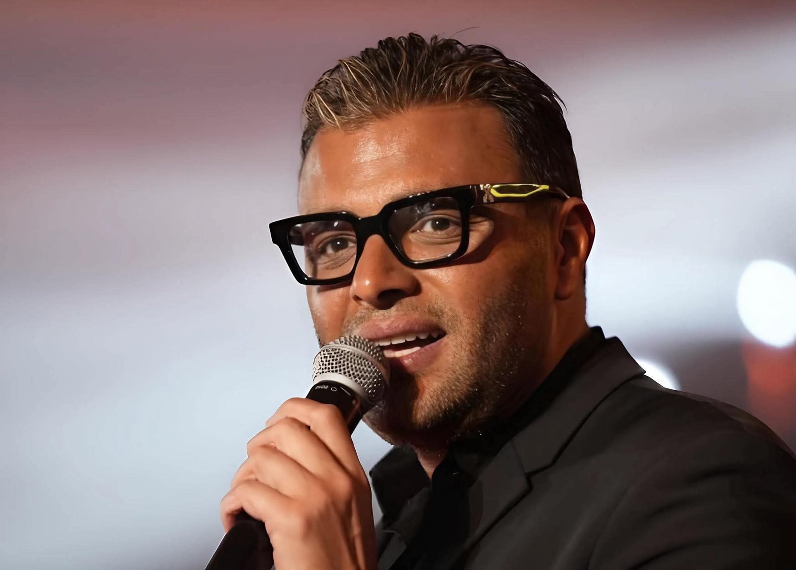 رامي صبري يطلق ألبوم «القمر» ويعلن جولة غنائية عالمية.. محطات جديدة من الإمارات إلى أمريكا وكندا