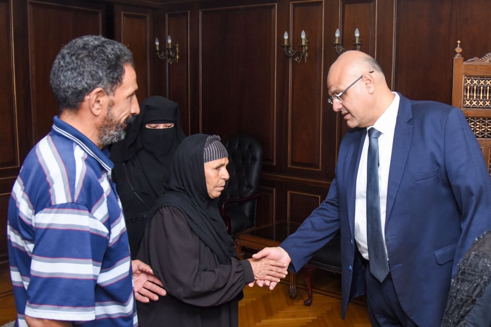 محافظ الإسكندرية يكرم أسرة شهيد الواجب محمود إبراهيم حسيني تقديرًا لعطائه وتضحياته