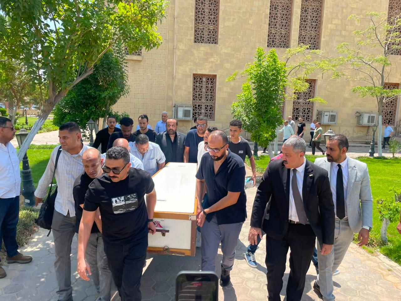 تشييع جثمان والدة الإعلامي محمد شبانة في أجواء حزينة.. ورسائل مواساة واسعة من الوسط الإعلامي 3 تشييع جثمان والدة الإعلامي محمد شبانة في أجواء حزينة.. ورسائل مواساة واسعة من الوسط الإعلامي