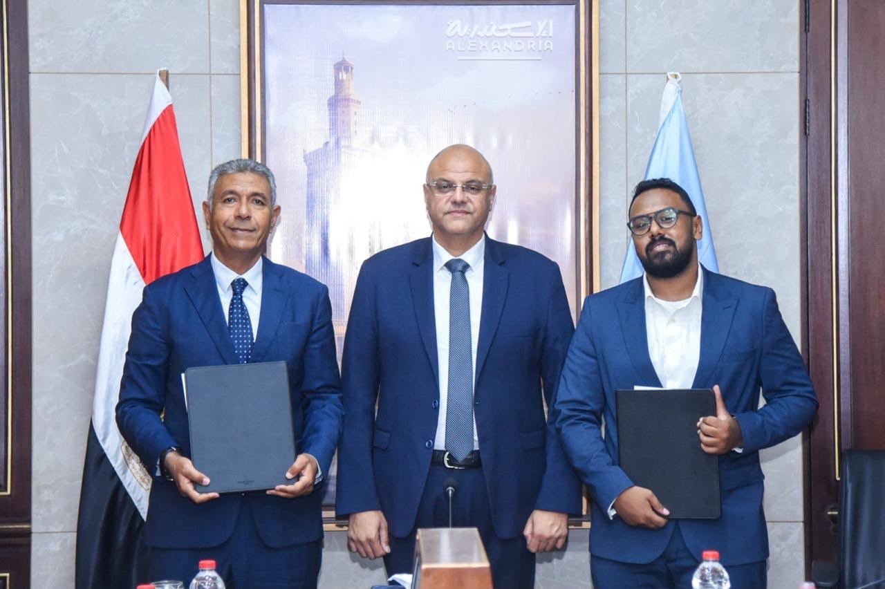محافظ الإسكندرية يشهد توقيع بروتوكولين لتطوير منظومة تدوير المخلفات وتمكين جامعي القمامة