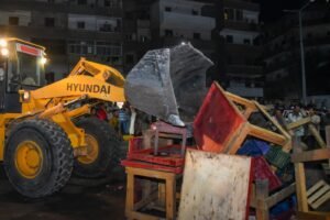 محافظ الإسكندرية يقود حملة مفاجئة بالمنتزه أول.. إزالة تعديات وضبط سرقة كهرباء وتوجيه بتوزيع المضبوطات على دور الرعاية