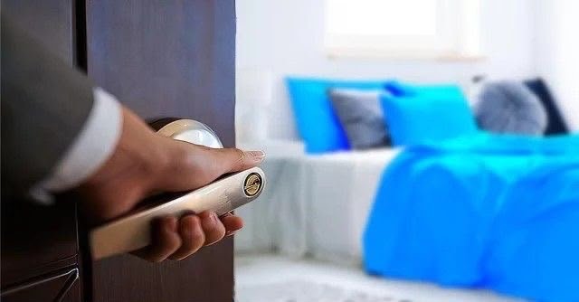 لماذا ننسى سبب دخولنا إلى غرفة؟ السر وراء ظاهرة النسيان المفاجئ