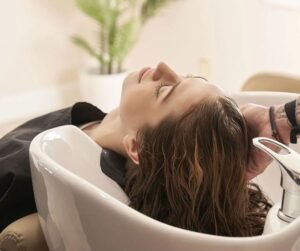 أخطاء غسل الشعر.. عادات يومية قد تؤثر على صحة شعرك ومظهره