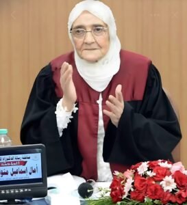 الرئيس السيسي يقبل رأس الدكتورة آمال إسماعيل بعد حصولها على الدكتوراه في سن الـ83 4 الرئيس السيسي يقبل رأس الدكتورة آمال إسماعيل بعد حصولها على الدكتوراه في سن الـ83