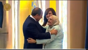 الرئيس السيسي يقبل رأس الدكتورة آمال إسماعيل بعد حصولها على الدكتوراه في سن الـ83 3 الرئيس السيسي يقبل رأس الدكتورة آمال إسماعيل بعد حصولها على الدكتوراه في سن الـ83