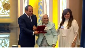 الرئيس السيسي يقبل رأس الدكتورة آمال إسماعيل بعد حصولها على الدكتوراه في سن الـ83 2 الرئيس السيسي يقبل رأس الدكتورة آمال إسماعيل بعد حصولها على الدكتوراه في سن الـ83