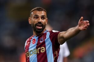 محمد صلاح يوجه رسالة إلى جماهير طرابزون سبور بعد الخروج الأوروبيوجه النجم المصري محمد صلاح رسالة إلى جماهير طرابزون سبور التركي، عقب خروج الفريق من منافسات الدوري الأوروبي، بعد الخسارة أمام فرنتسفاروشي المجري بخماسية نظيفة في مجموع مباراتي الدور التمهيدي النهائي، مؤكدًا تمسكه بالمشروع ورغبته في تحقيق البطولات خلال الفترة المقبلة. وأثارت رسالة محمد صلاح اهتمام جماهير النادي التركي، خاصة بعدما أكد اللاعب أن الخروج الأوروبي لن يغير من موقفه تجاه الفريق، مشددًا على أن الخيبات والهزائم تمثل جزءًا طبيعيًا من كرة القدم، ويمكن تحويلها إلى دافع لتحقيق النجاحات. محمد صلاح يعلق على الخروج من الدوري الأوروبي وكتب محمد صلاح عبر حسابه على موقع التواصل الاجتماعي: «لم يأتِ أي شيء في مسيرتي بسهولة، الليالي السيئة وخيبات الأمل جزء من كرة القدم، وقد تعلمت تحويلها إلى حافز وإلى بطولات». وتابع النجم المصري رسالته مؤكدًا ارتباطه بطرابزون سبور، قائلًا: «طرابزون سبور هو فريقي، وأنا جزء من هذا المشروع جسدًا وروحًا، وما حدث الليلة الماضية لن يغير ذلك». وتعكس كلمات محمد صلاح تمسكه باستمرار المشروع رغم البداية الصعبة على المستوى القاري، خاصة أن الفريق تلقى خسارة ثقيلة أمام منافسه المجري، ليودع منافسات الدوري الأوروبي قبل الوصول إلى مرحلة المجموعات. رسالة محمد صلاح لجماهير طرابزون سبور واصل محمد صلاح رسالته إلى جماهير طرابزون سبور، مؤكدًا أن طموحات الفريق لا تزال قائمة رغم الخروج من البطولة الأوروبية. وقال النجم المصري: «أعلم أن التوقعات مرتفعة، وأؤمن حقًا بأننا نستطيع وسنحقق ما نطمح إليه. عبارة “جئت إلى هنا من أجل الفوز” ليست مجرد شعار بالنسبة لي». وتحمل الرسالة تأكيدًا واضحًا على رغبة اللاعب في المنافسة وتحقيق الألقاب، بدلًا من التأثر بنتيجة مباراة أو بطولة واحدة. وتأتي تصريحات صلاح في وقت يحتاج فيه الفريق إلى استعادة توازنه سريعًا، خاصة أن مشواره القاري لم ينتهِ بشكل كامل، إذ سينتقل للمشاركة في دوري المؤتمر الأوروبي خلال الموسم الحالي. طرابزون سبور يودع الدوري الأوروبي كان طرابزون سبور قد ودع منافسات الدوري الأوروبي عقب الخسارة أمام فرنتسفاروشي بنتيجة 5-0 في مجموع مباراتي الدور التمهيدي النهائي. وجاءت النتيجة صادمة لجماهير الفريق، خاصة مع الفارق الكبير في النتيجة بين الفريقين، إلا أن الفريق التركي سيواصل مشواره الأوروبي من خلال المشاركة في دوري المؤتمر الأوروبي. ويمنح الانتقال إلى دوري المؤتمر فرصة جديدة أمام طرابزون سبور للمنافسة على المستوى القاري، ومحاولة تقديم نتائج أفضل خلال المباريات المقبلة. وتحتاج المرحلة القادمة إلى إعادة ترتيب الأوراق والعمل على علاج الأخطاء التي ظهرت خلال المواجهات الأوروبية، مع التركيز في الوقت نفسه على المنافسات المحلية. محمد صلاح يتمسك بالمشروع رغم الخسارة أكدت تصريحات محمد صلاح أن اللاعب لا ينظر إلى الخروج الأوروبي باعتباره نهاية الطريق، وإنما يعتبره تجربة يمكن الاستفادة منها في المستقبل. ويعرف صلاح، بحكم خبرته الطويلة في الملاعب الأوروبية، أن كرة القدم لا تسير دائمًا وفق التوقعات، وأن الفرق الكبرى تمر أحيانًا بفترات صعبة قبل العودة إلى المنافسة وتحقيق النتائج المطلوبة. ولهذا ركز اللاعب في رسالته على ضرورة تحويل الخسارة إلى حافز، بدلًا من الاستسلام للإحباط، وهي الرسالة التي وجهها بشكل مباشر إلى جماهير النادي. ويمثل دعم الجماهير عنصرًا مهمًا في المرحلة المقبلة، خاصة أن الفريق سيحتاج إلى استعادة الثقة سريعًا قبل خوض مبارياته القادمة في الدوري التركي والمنافسات الأوروبية. موعد مباراة طرابزون سبور المقبلة يستعد طرابزون سبور لخوض مباراته المقبلة أمام آمد سبور، ضمن منافسات الجولة الثالثة من الدوري التركي. وتقام المباراة يوم الاثنين 31 أغسطس، في تمام الساعة التاسعة والنصف مساءً بتوقيت القاهرة، حيث يأمل الفريق في تحقيق نتيجة إيجابية تساعده على تجاوز آثار الخروج الأوروبي. ومن المنتظر أن تحظى المباراة باهتمام كبير من جماهير طرابزون سبور، التي تنتظر رد فعل اللاعبين بعد الخسارة الثقيلة أمام فرنتسفاروشي. وتأتي المواجهة في توقيت مهم بالنسبة للفريق، إذ يسعى الجهاز الفني إلى إعادة التركيز على المنافسة المحلية، وعدم السماح للخروج الأوروبي بالتأثير على مشوار الفريق في الدوري. صلاح يبحث عن بداية جديدة مع الفريق يمثل الموسم الحالي تحديًا جديدًا لمحمد صلاح مع طرابزون سبور، في ظل التطلعات الكبيرة التي تحيط بالنجم المصري، ورغبة الجماهير في رؤية الفريق ينافس على البطولات. وتضع الجماهير آمالًا كبيرة على خبرة اللاعب وقدرته على قيادة الفريق في المباريات المهمة، خاصة أن صلاح يمتلك خبرات كبيرة في المنافسات الأوروبية والدوريات الكبرى. ومن جانبه، يبدو اللاعب متمسكًا بتحقيق أهدافه مع النادي، وهو ما ظهر بوضوح في رسالته التي أكد خلالها أن عبارة «جئت إلى هنا من أجل الفوز» ليست مجرد شعار. وتشير هذه التصريحات إلى أن صلاح يرغب في تجاوز النتائج السلبية والتركيز على المستقبل، خصوصًا أن الموسم لا يزال في بدايته، وهناك العديد من المباريات والبطولات التي يمكن للفريق المنافسة خلالها. دوري المؤتمر الأوروبي فرصة للتعويض رغم الخروج من الدوري الأوروبي، لا يزال أمام طرابزون سبور فرصة لمواصلة مشواره القاري من خلال دوري المؤتمر الأوروبي. ويمكن للفريق استغلال هذه المشاركة من أجل تحقيق نتائج أفضل واستعادة ثقة جماهيره، خاصة إذا نجح في معالجة الأخطاء التي تسببت في الخروج الأوروبي. كما تمثل البطولة فرصة أمام اللاعبين لاكتساب المزيد من الخبرات، خصوصًا أن المنافسات القارية تحتاج إلى تركيز كبير وقدرة على التعامل مع الضغوط. وتبقى الجماهير في انتظار رد فعل الفريق خلال الفترة المقبلة، لمعرفة ما إذا كان قادرًا على تحويل الخسارة القاسية إلى نقطة انطلاق جديدة نحو نتائج أفضل. محمد صلاح يراهن على العودة وتحقيق البطولات أكدت رسالة محمد صلاح أن اللاعب لا يزال يؤمن بقدرة طرابزون سبور على تحقيق الأهداف التي يسعى إليها، رغم البداية الصعبة على المستوى الأوروبي. ويراهن النجم المصري على شخصية الفريق وقدرته على تجاوز الأوقات الصعبة، مستندًا إلى خبرته التي اكتسبها خلال سنوات طويلة من المنافسة على أعلى المستويات. وتبقى مباراة آمد سبور الاختبار المقبل للفريق، وفرصة مهمة للعودة إلى طريق الانتصارات وإعادة ترتيب الحسابات بعد الخروج من الدوري الأوروبي. وفي النهاية، تحمل رسالة محمد صلاح إلى جماهير طرابزون سبور تأكيدًا على استمرار الطموح، وأن الخسارة مهما كانت قاسية لا تعني نهاية المشوار، وإنما يمكن تحويلها إلى دافع جديد من أجل المنافسة وتحقيق البطولات. ::: وسوم الخبر: محمد صلاح، طرابزون سبور، الدوري التركي، الدوري الأوروبي، دوري المؤتمر الأوروبي، كرة القدم