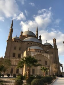 هيبة بيوت الله بين ذكريات الماضي وواقعنا المعاصر.. «شكة دبوس» بقلم مصطفى السبع