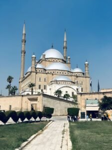 هيبة بيوت الله بين ذكريات الماضي وواقعنا المعاصر.. «شكة دبوس» بقلم مصطفى السبع