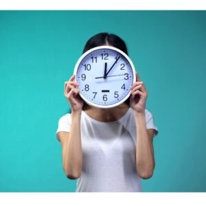 لماذا نشعر أن الوقت يمر سريعًا عندما نكون سعداء؟ تفسير شعورنا بمرور الوقت
