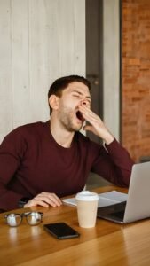 لماذا نتثاءب عندما نرى شخصًا يتثاءب؟ التثاؤب المعدي وعلاقته بالدماغ والتعاطف