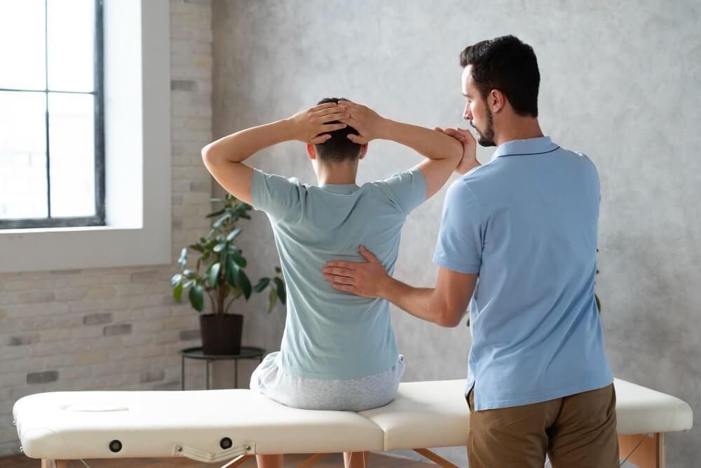 هل الجلوس لفترات طويلة يؤثر على الجسم؟ تعرف على أضراره وطرق تقليل مخاطره