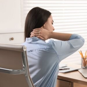 هل الجلوس لفترات طويلة يؤثر على الجسم؟ تعرف على أضراره وطرق تقليل مخاطره