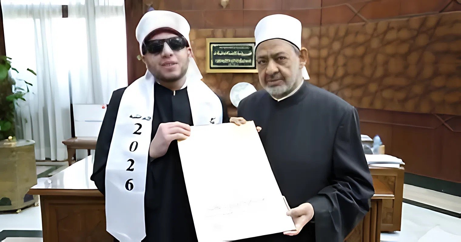 شيخ الأزهر يمنح أوائل الثانوية الأزهرية 100 ألف جنيه ورحلة عمرة لكل طالب