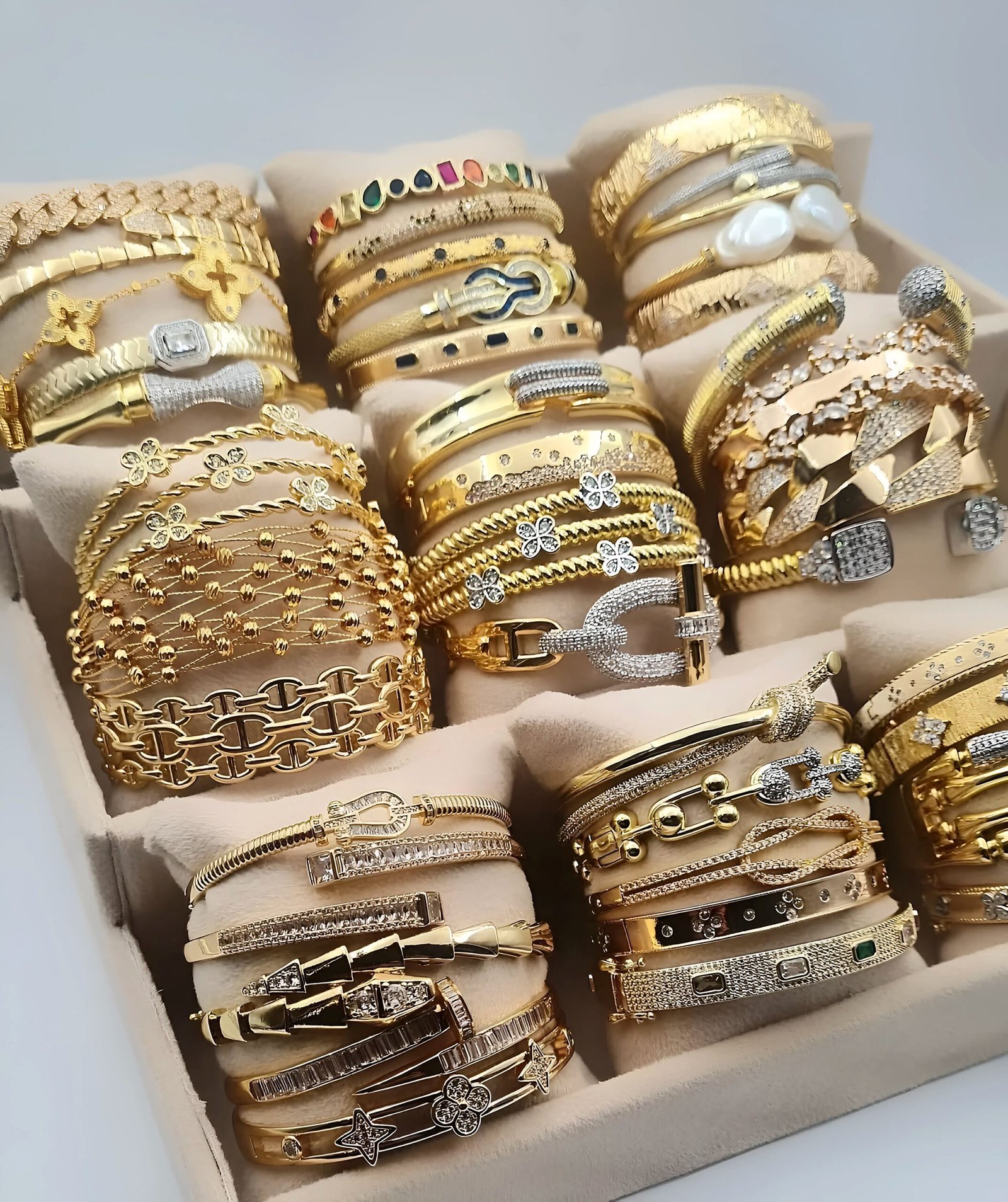 سعر الذهب اليوم الأحد في مصر.. عيار 21 يسجل 6330 جنيهًا والجنيه الذهب بـ50,640