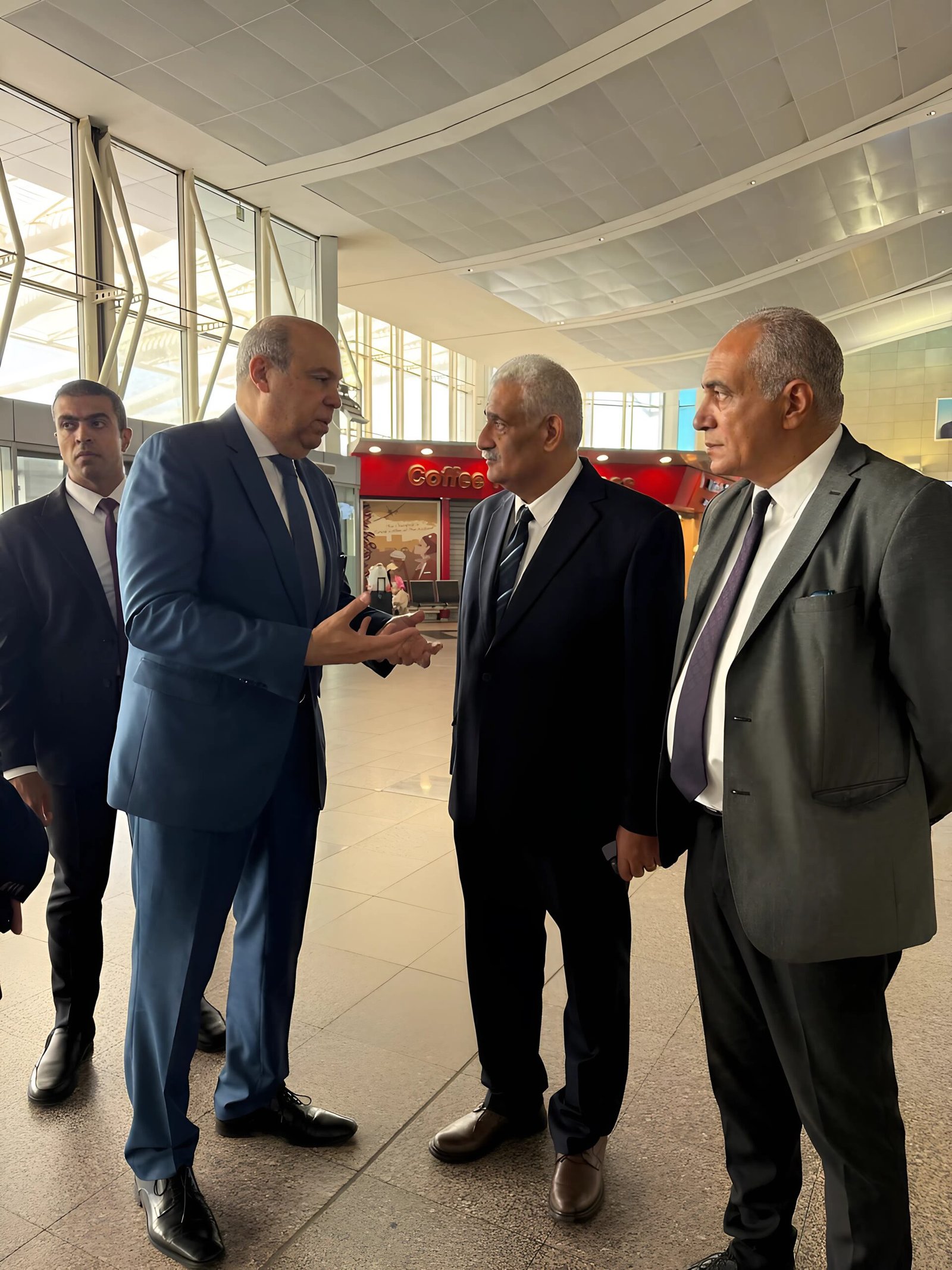 مطار القاهرة الدولي.. وزير الطيران يتابع جاهزية التشغيل وانسيابية حركة الركاب 2 مطار القاهرة الدولي.. وزير الطيران يتابع جاهزية التشغيل وانسيابية حركة الركاب