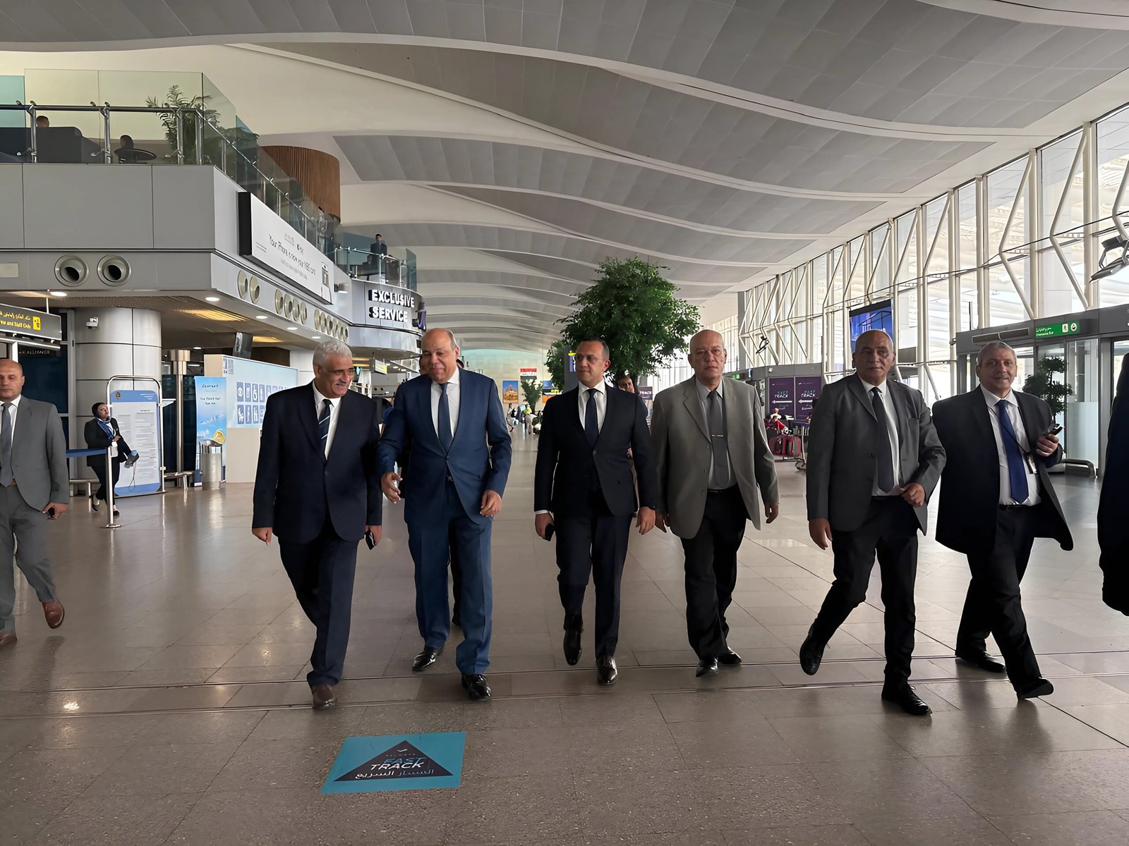 مطار القاهرة الدولي.. وزير الطيران يتابع جاهزية التشغيل وانسيابية حركة الركاب 3 مطار القاهرة الدولي.. وزير الطيران يتابع جاهزية التشغيل وانسيابية حركة الركاب