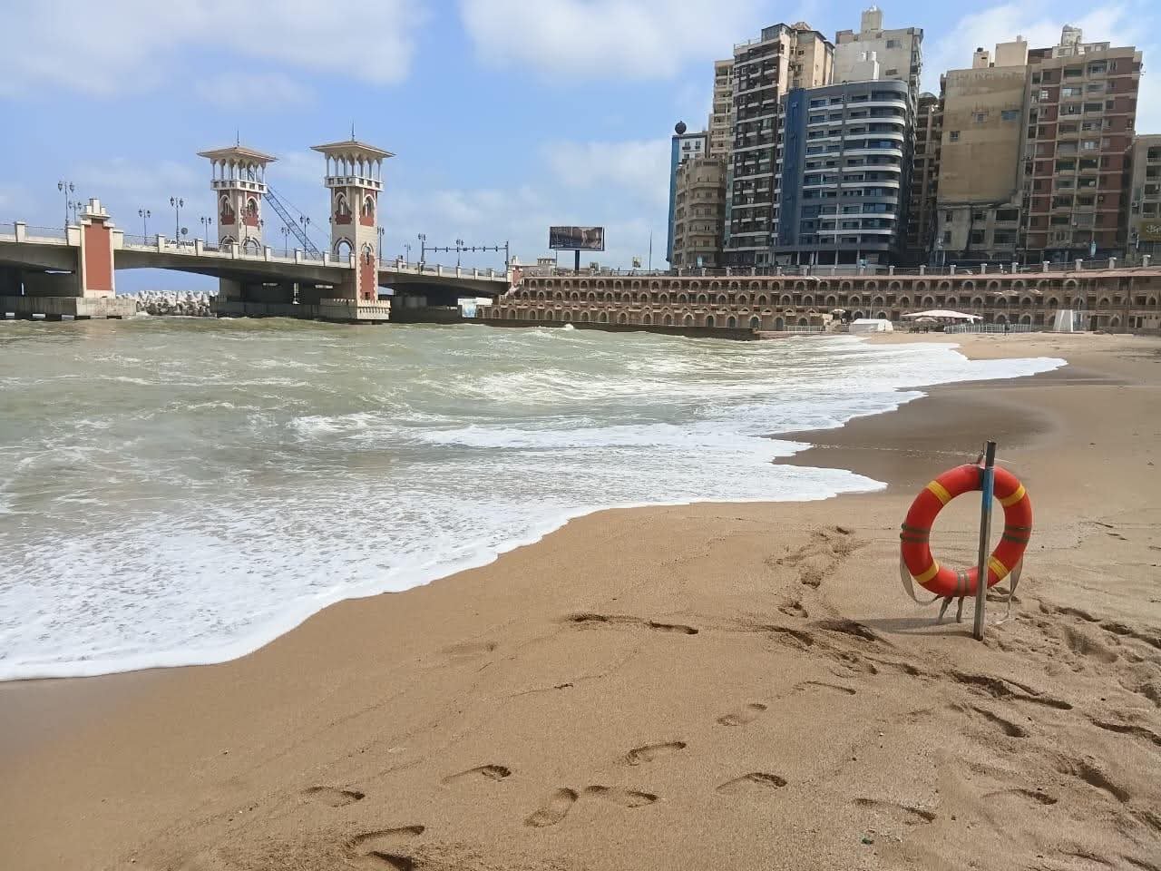 الراية الحمراء مستمرة بشواطئ الإسكندرية.. منع نزول البحر حفاظًا على سلامة المواطنين