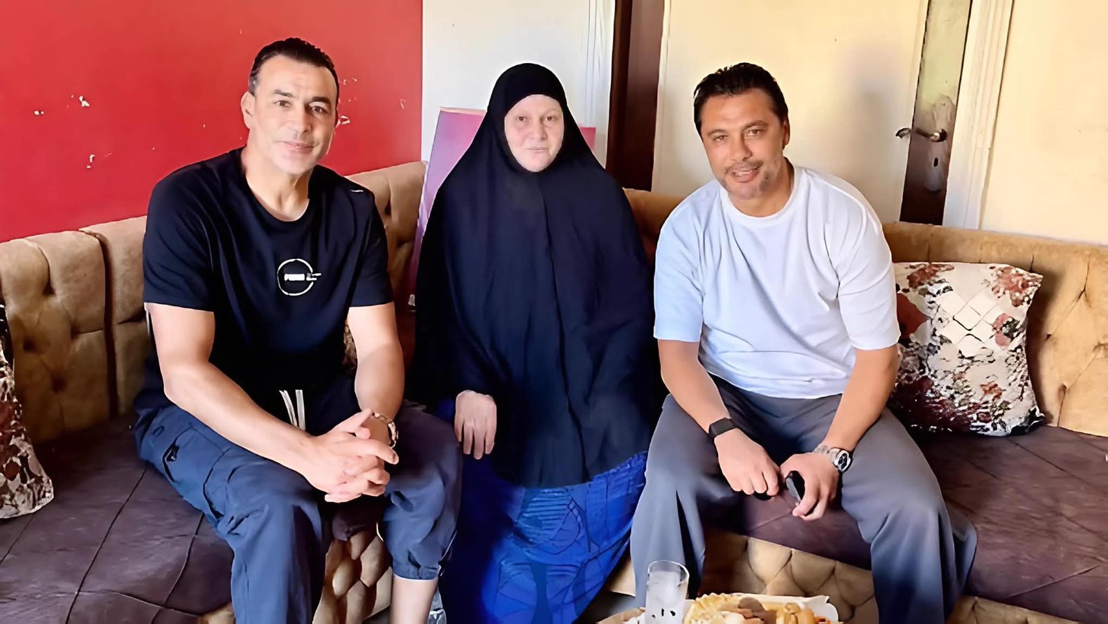 الحضري وأحمد حسن يزوران والدة الراحل محمد عبد الوهاب في الفيوم.. لفتة إنسانية تخلد ذكرى نجم الأهلي