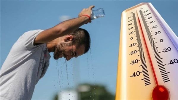 الطقس اليوم السبت 22 أغسطس 2026.. أجواء حارة رطبة وشبورة وأمطار خفيفة ورياح مثيرة للرمال