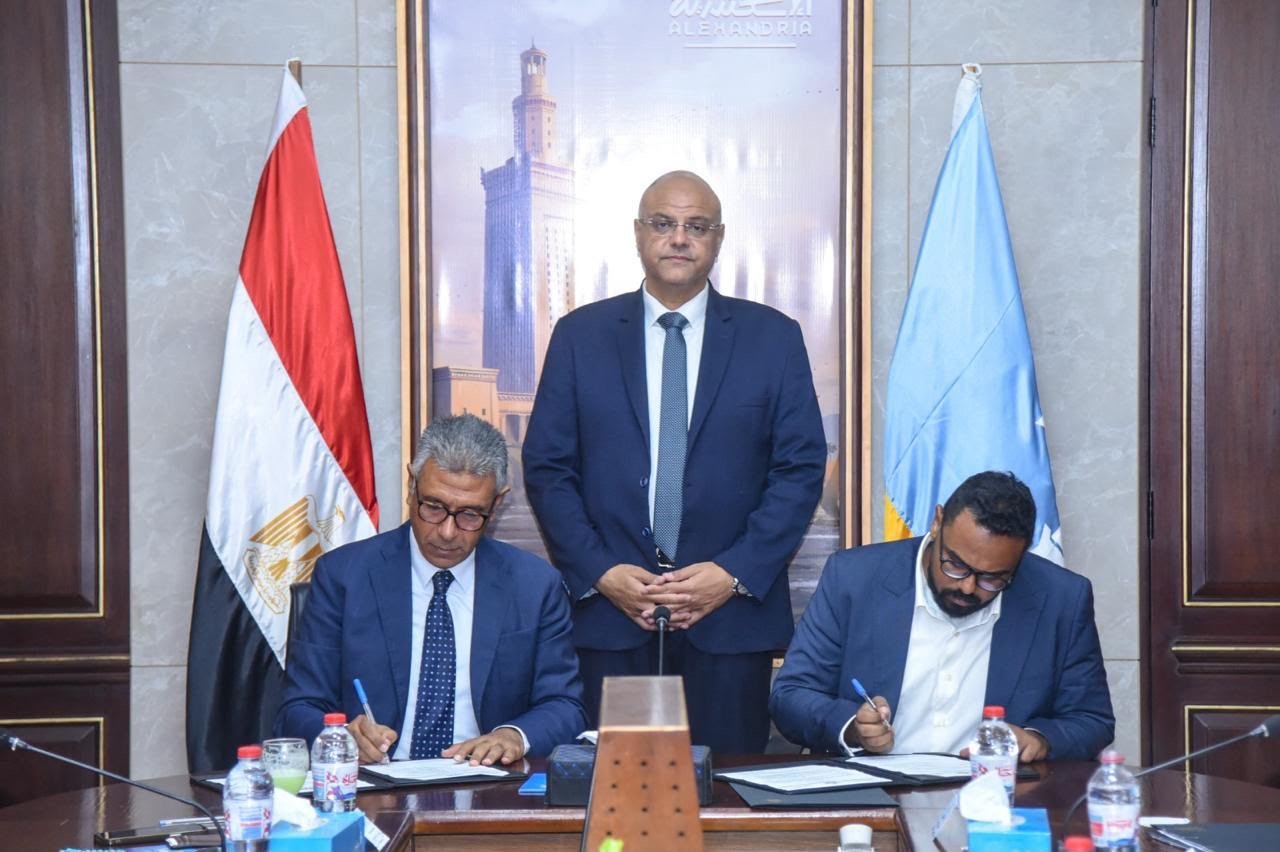 محافظ الإسكندرية يشهد توقيع بروتوكولين لتطوير منظومة تدوير المخلفات وتمكين جامعي القمامة