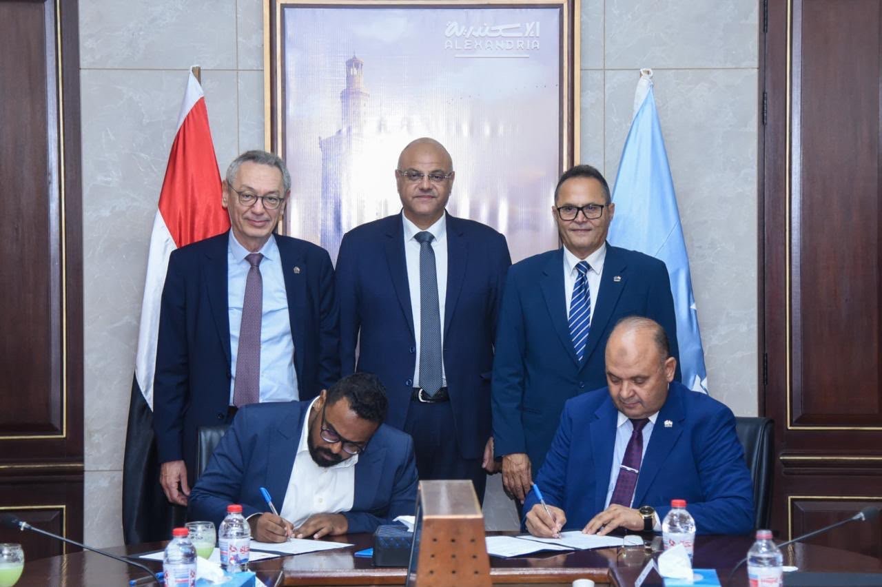 محافظ الإسكندرية يشهد توقيع بروتوكولين لتطوير منظومة تدوير المخلفات وتمكين جامعي القمامة