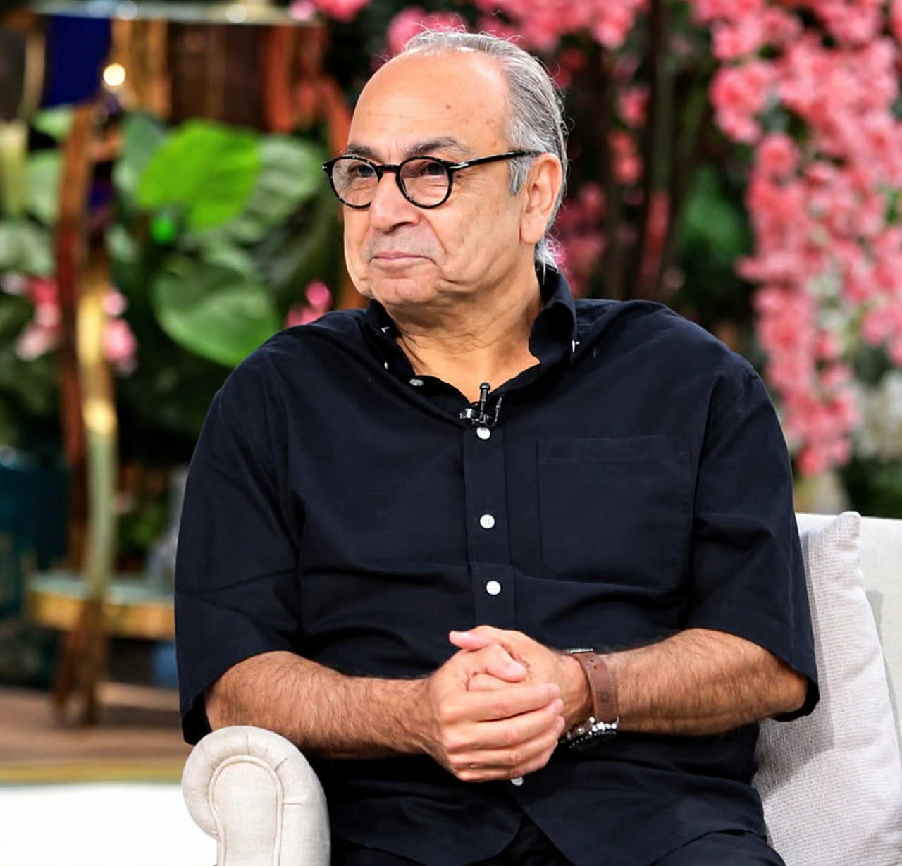 أحمد كمال ضيف «معكم منى الشاذلي» غدًا الجمعة.. رحلة فنية بدأت من مسرح الدولة