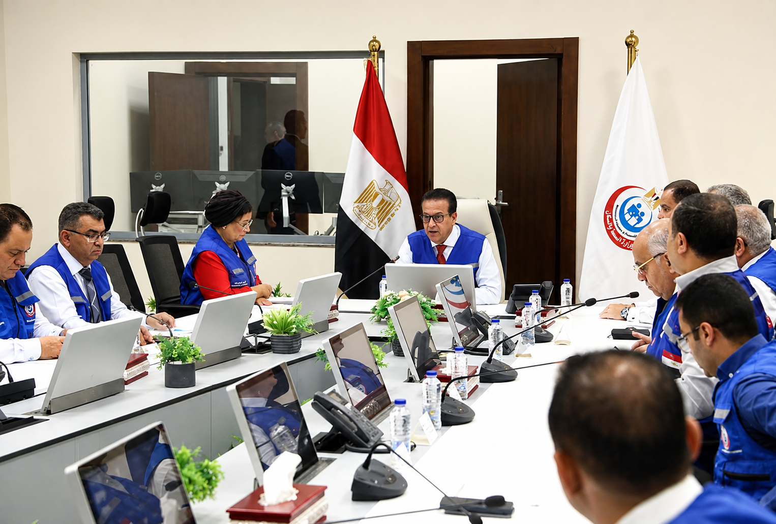 وزير الصحة يترأس غرفة الأزمات ويوجه برفع درجة الاستعداد بالمستشفيات لمدة 48 ساعة بعد الهزة الأرضية