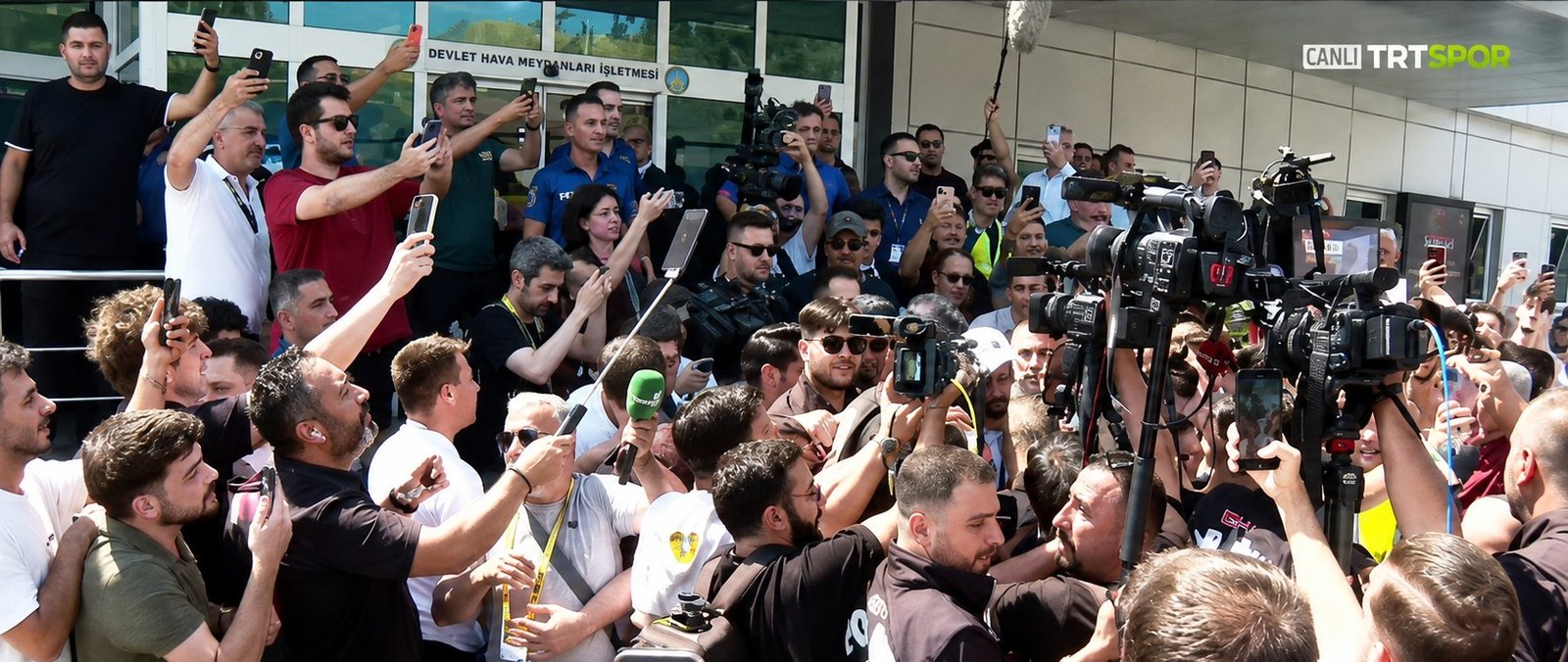 توافد جماهير طرابزون لمطار إسطنبول لاستقبال محمد صلاح.. هتافات مدوية تشعل الأجواء قبل الإعلان الرسمي