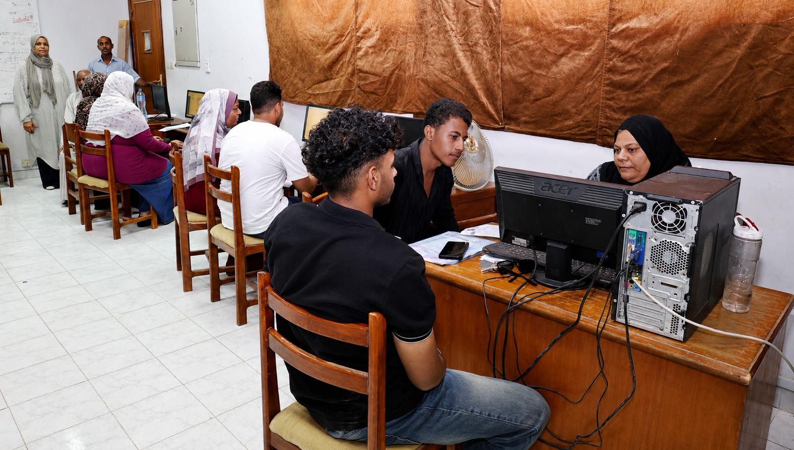 جامعة قنا تواصل تقديم خدمات التنسيق الإلكتروني لطلاب الثانوية العامة داخل معامل الحاسب الآلي