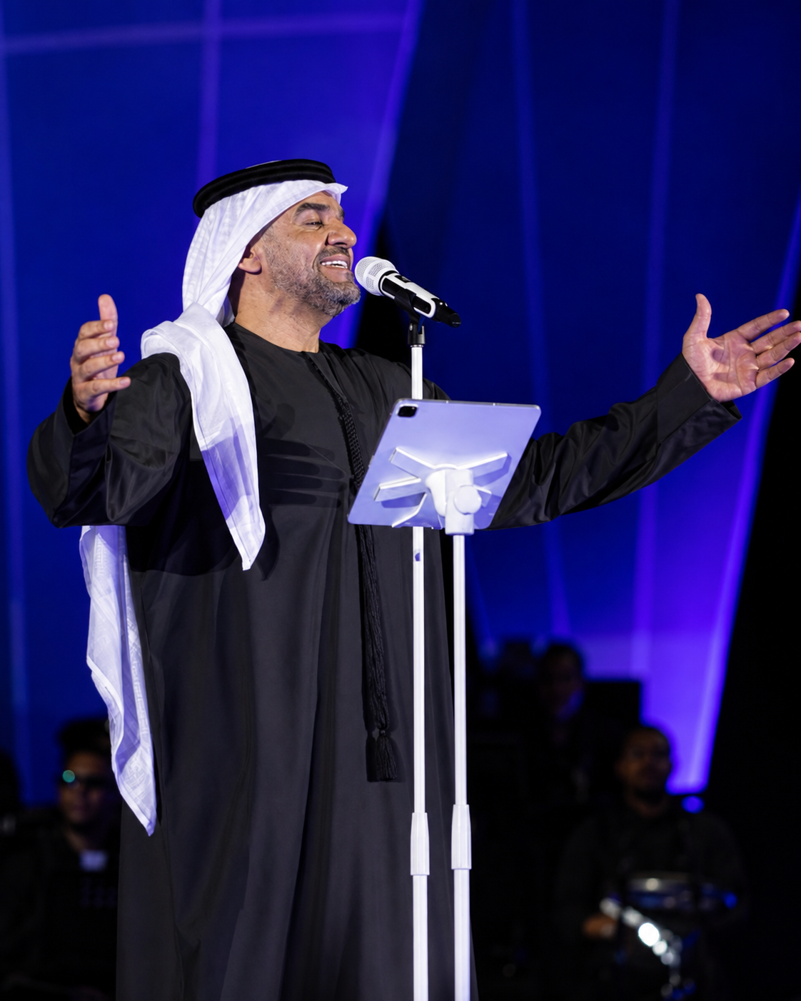 حسين الجسمي يتألق في حفله بالساحل الشمالي ويشعل أجواء الصيف بأجمل أغانيه