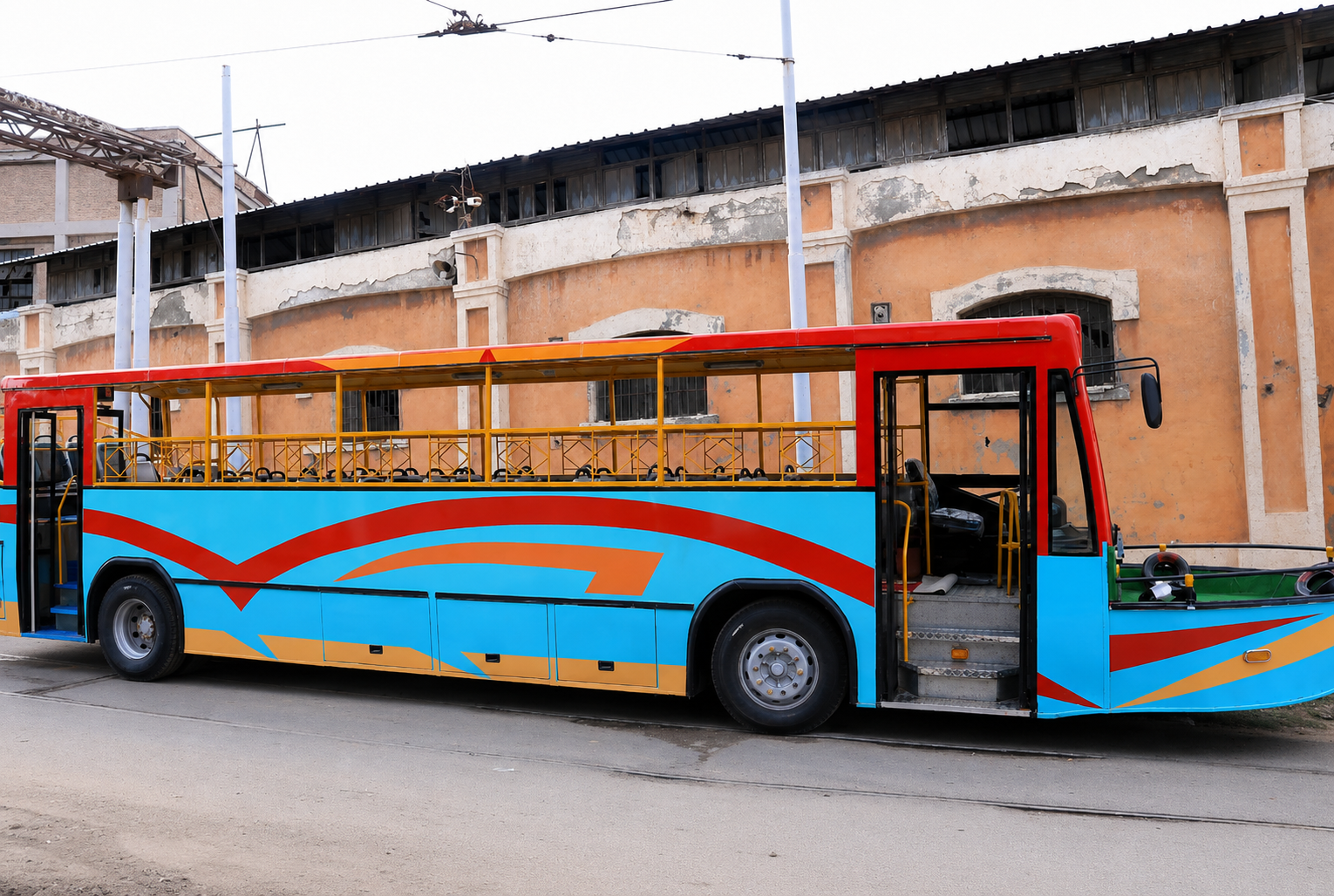 الطفطف السياحي في الإسكندرية.. إعادة تأهيل أتوبيس متهالك وتحويله لخدمة سياحية من المعمورة إلى الأنفوشي