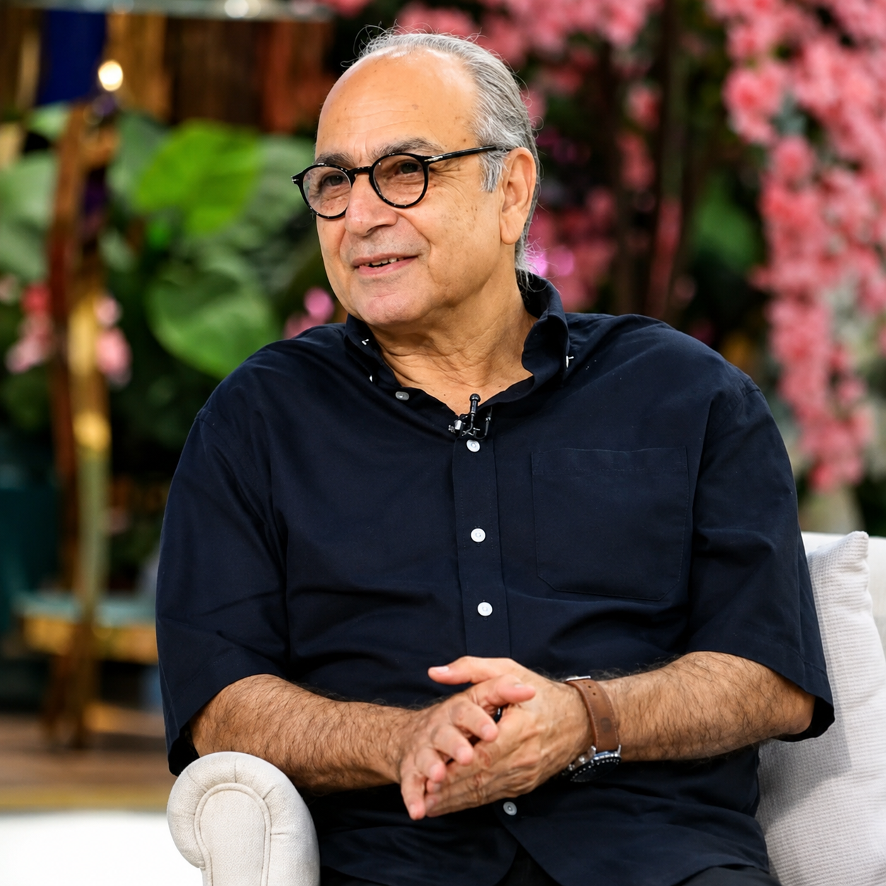 أحمد كمال ضيف «معكم منى الشاذلي» غدًا الجمعة.. رحلة فنية بدأت من مسرح الدولة