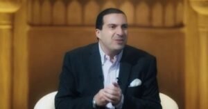 عمرو خالد.. رحلة داعية مصري صنعت حضورًا لافتًا في الخطاب الديني والإعلامي
