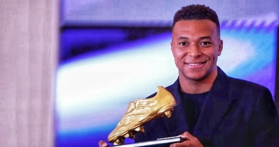 كيليان مبابي يتسلم الحذاء الذهبي لدوري أبطال أوروبا قبل مواجهة إنتر ميلان 3 كيليان مبابي يتسلم الحذاء الذهبي لدوري أبطال أوروبا قبل مواجهة إنتر ميلان