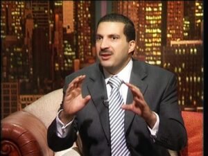 عمرو خالد.. رحلة داعية مصري صنعت حضورًا لافتًا في الخطاب الديني والإعلامي