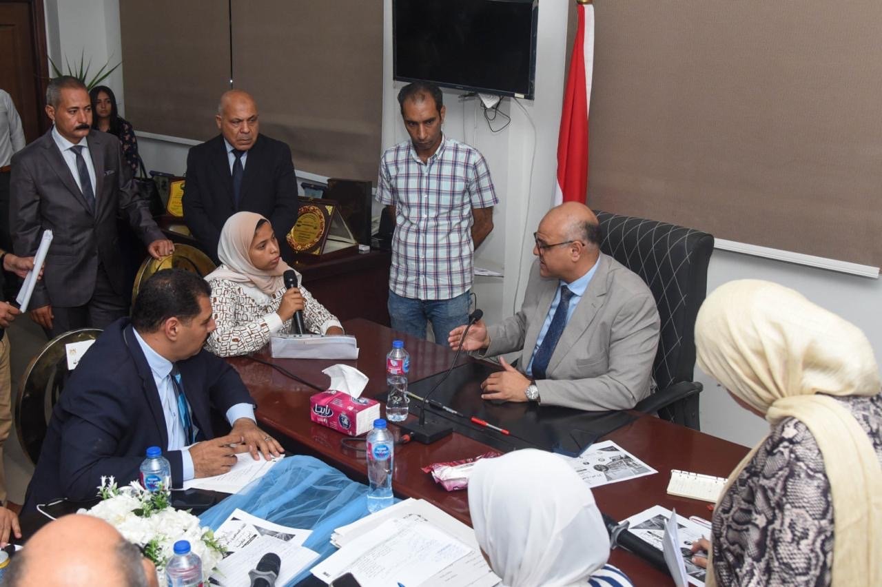 محافظ الإسكندرية: الشكاوى وخدمة المواطنين على رأس الأولويات.. 21 لقاءً جماهيريًا لمقابلة 530 مواطنًا