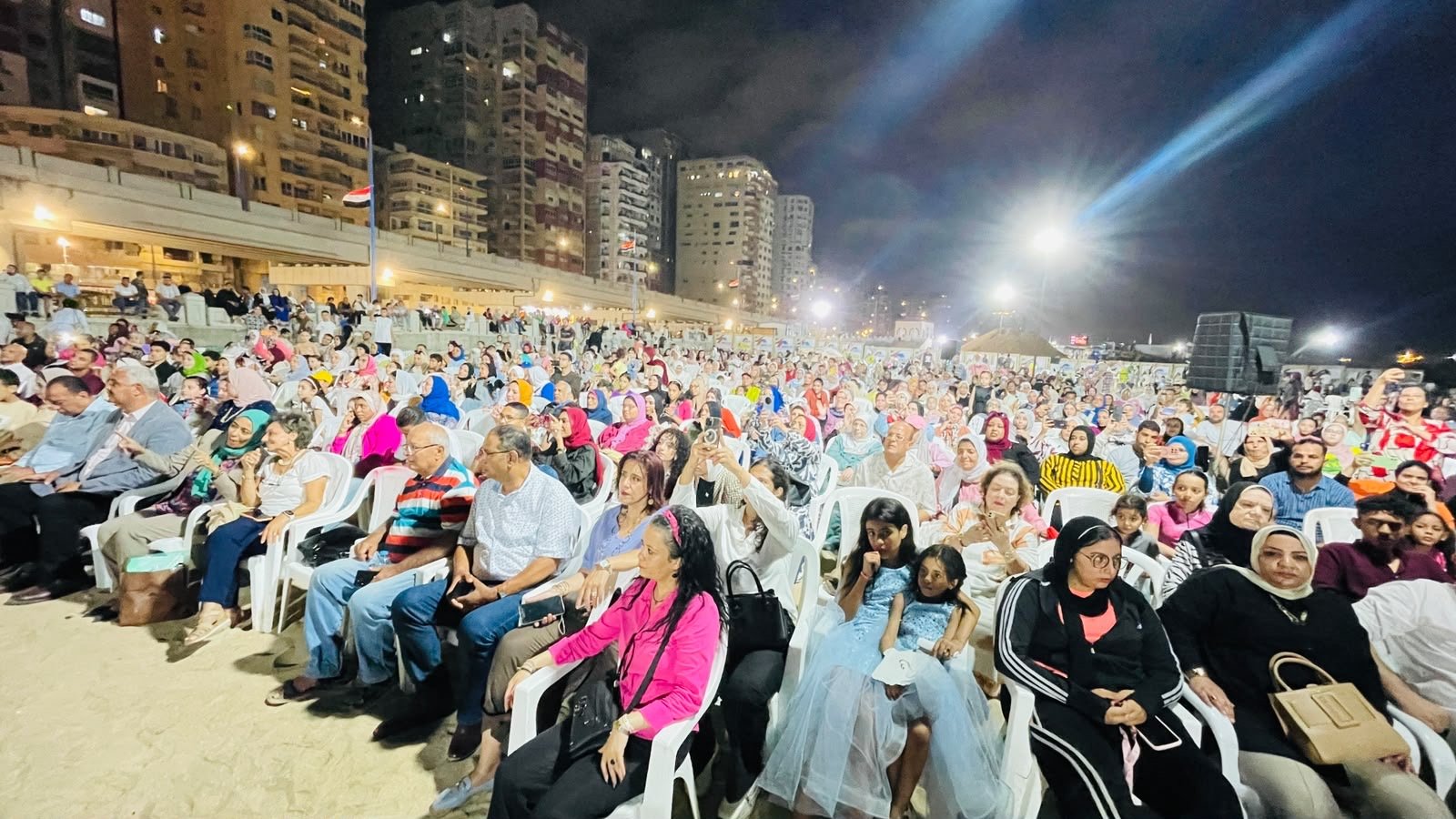 وسط أجواء احتفالية وتفاعل جماهيري.. «شاطئ الفن» يواصل فعالياته على شاطئ أبو هيف بالإسكندرية