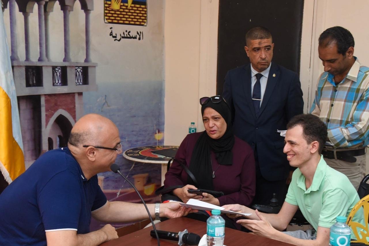 محافظ الإسكندرية يواصل لقاءاته الجماهيرية.. 7 فرص عمل فورية بينها 3 لذوي الهمم وحلول عاجلة لشكاوى المواطنين