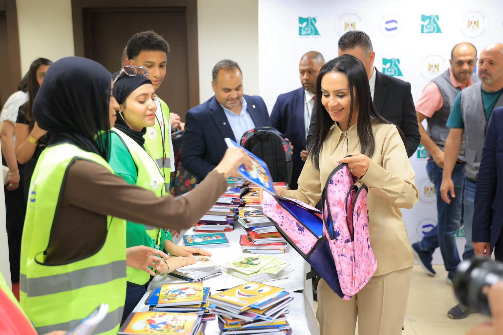 وزيرة التضامن الاجتماعي تشارك المتطوعين ختام تجهيز الحقائب المدرسية ضمن مبادرة «بكرة المدرسة.. الخير في مصر»