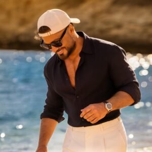 تامر حسني يغازل جمهوره ويكشف عن Cover جديد.. هل تستطيعون تخمين الأغنية؟
