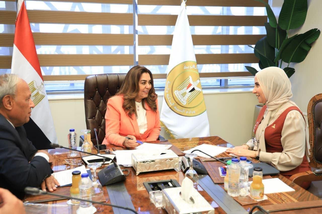 وزيرة التنمية المحلية والبيئة تبحث احتياجات المواطنين وملفات الخدمات في 7 محافظات