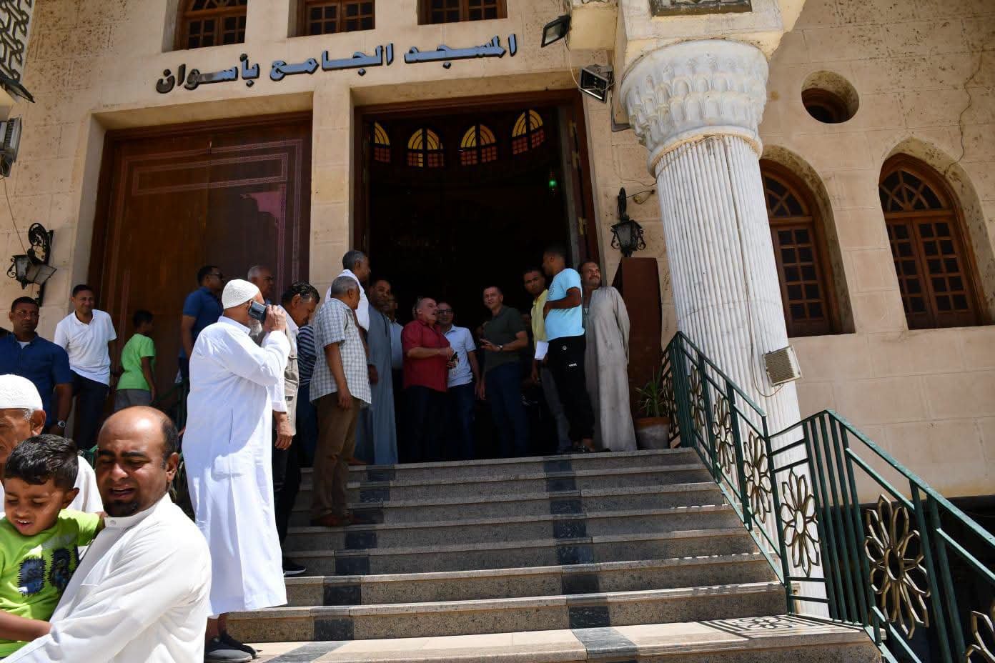 محافظ أسوان يلتقي المواطنين عقب صلاة الجمعة ويستمع إلى مطالبهم وشكاواهم 2 محافظ أسوان يلتقي المواطنين عقب صلاة الجمعة ويستمع إلى مطالبهم وشكاواهم