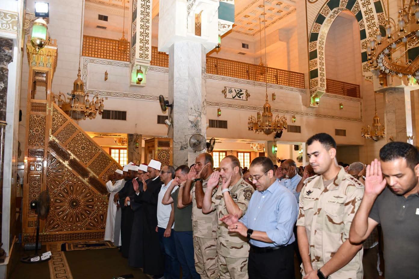 محافظ أسوان يلتقي المواطنين عقب صلاة الجمعة ويستمع إلى مطالبهم وشكاواهم 3 محافظ أسوان يلتقي المواطنين عقب صلاة الجمعة ويستمع إلى مطالبهم وشكاواهم