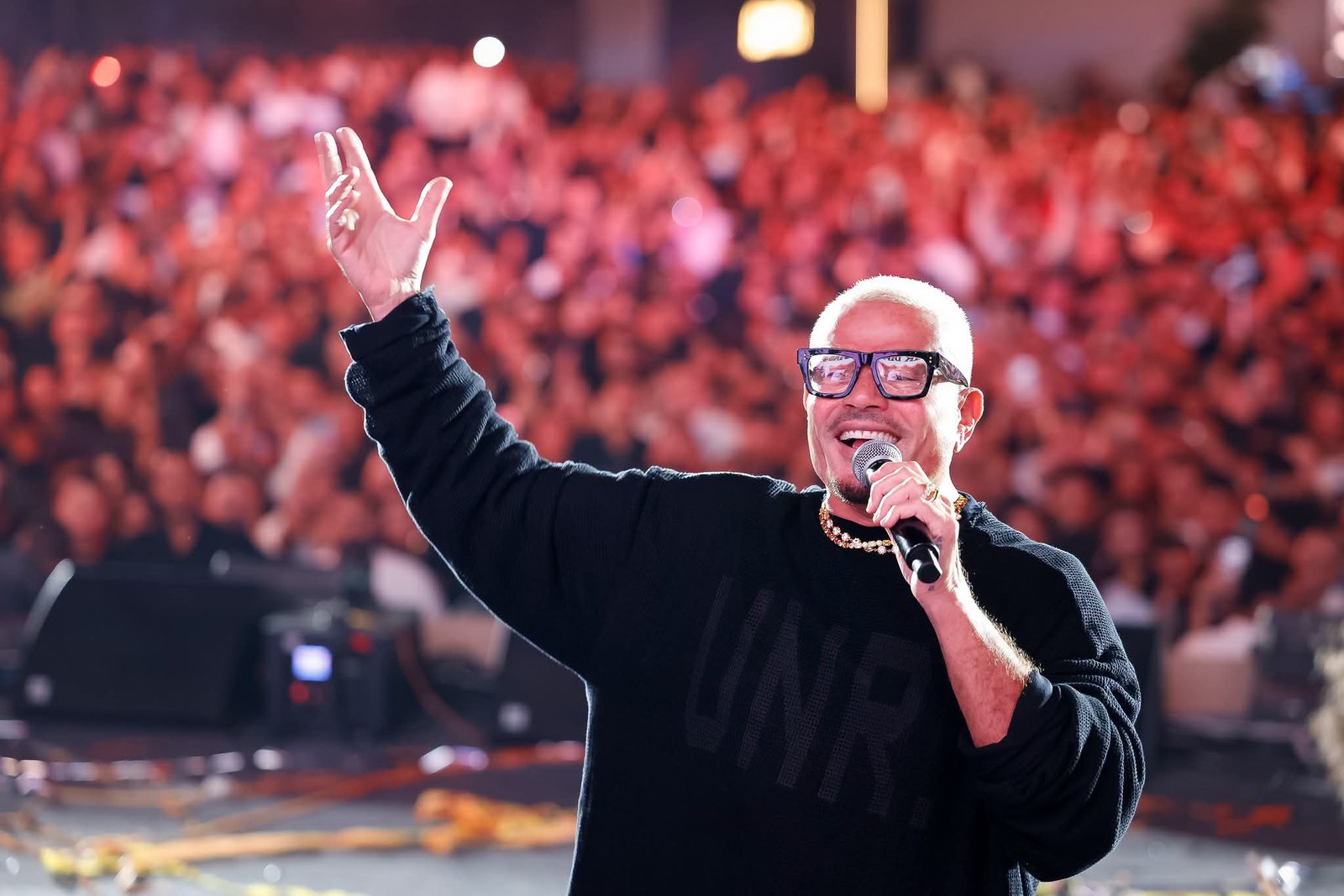 عمرو دياب يستعيد تفاصيل ليلة استثنائية في حدث خاص وسط أجواء من الموسيقى والطاقة 3 عمرو دياب يستعيد تفاصيل ليلة استثنائية في حدث خاص وسط أجواء من الموسيقى والطاقة