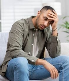 لماذا يفضل بعض الرجال الصمت عندما يكونون غاضبين؟ أسباب نفسية وراء الابتعاد وقت الخلاف