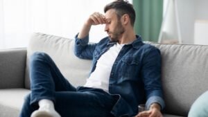لماذا يفضل بعض الرجال الصمت عندما يكونون غاضبين؟ أسباب نفسية وراء الابتعاد وقت الخلاف