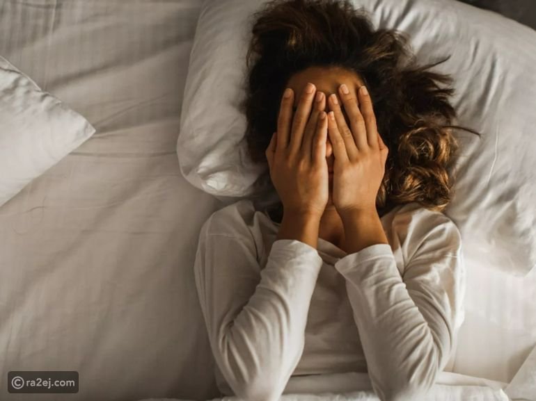 لماذا تستيقظ في منتصف الليل في نفس التوقيت؟ 5 أسباب تستحق الانتباه
