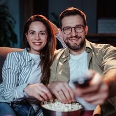 لماذا نحب مشاهدة نفس الفيلم أكثر من مرة؟ السر وراء متعة التكرار