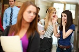 حسن الظن بالناس.. لماذا لا يجب أن نحكم على الآخرين من مظهرهم؟
